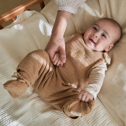 Baby draagt de gebreide slofjes uit de Little Dutch Safari Friends lijn