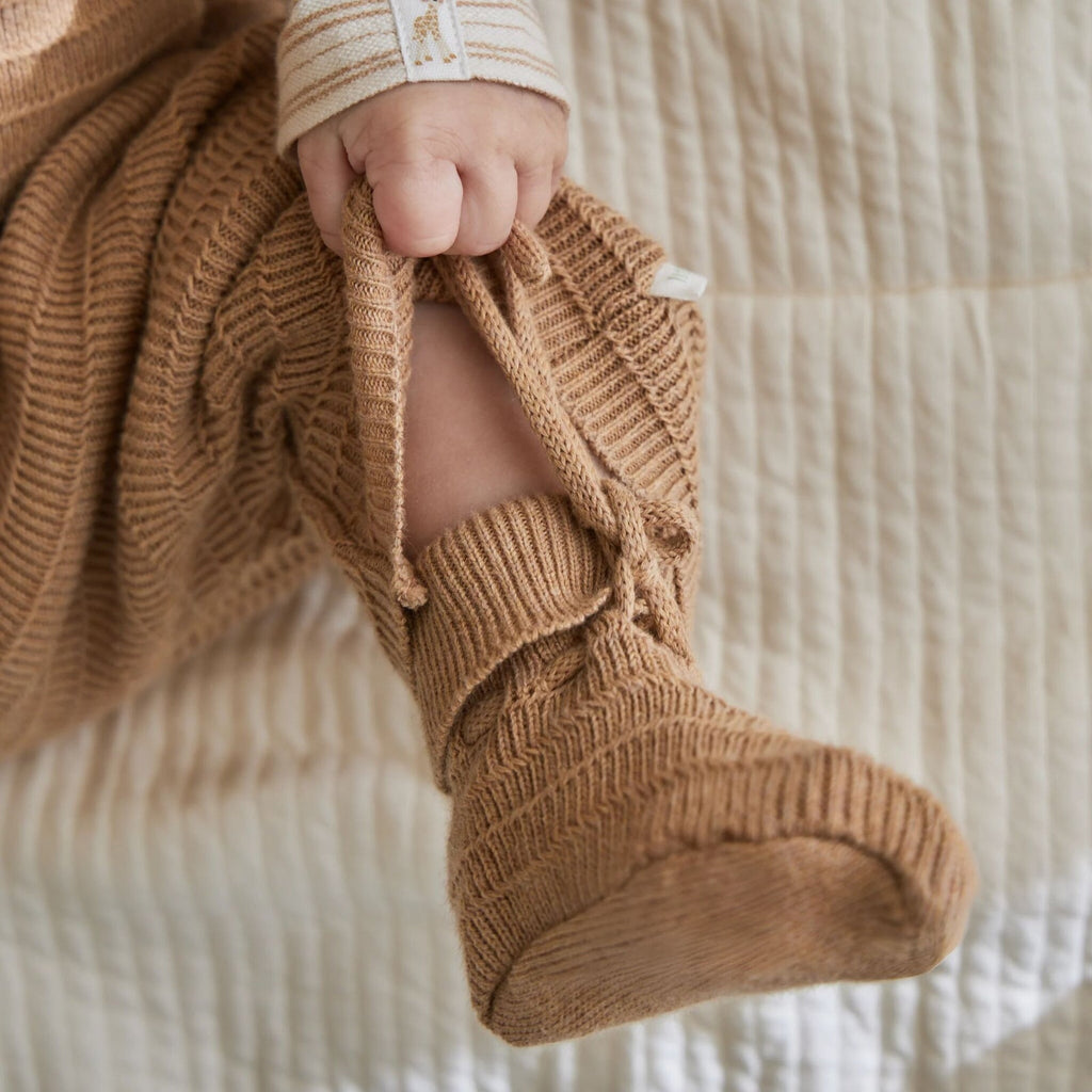 Detail van het zachte breisel van de Little Dutch babyslofjes