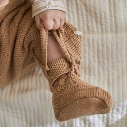 Detail van het zachte breisel van de Little Dutch babyslofjes
