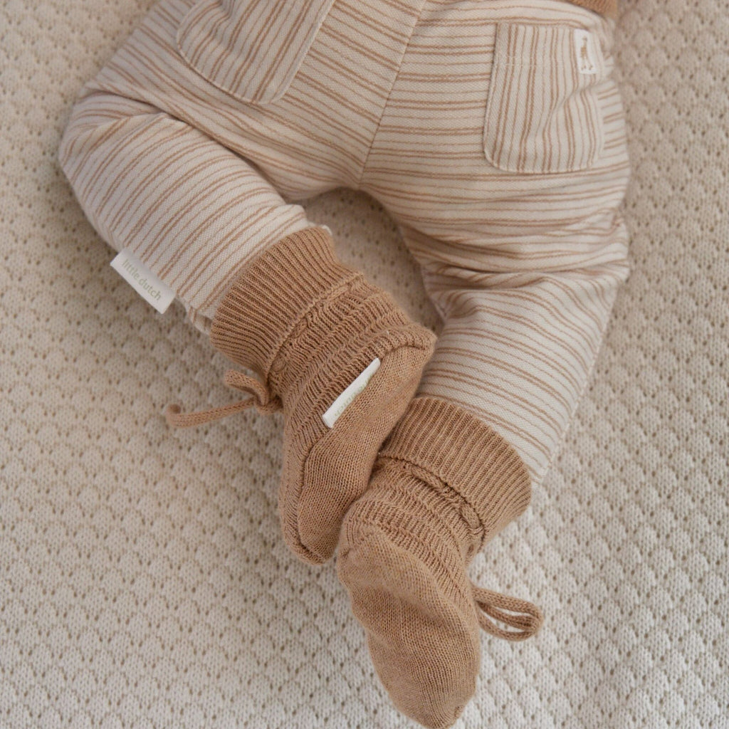 Newborn in complete Little Dutch Safari Friends outfit met slofjes