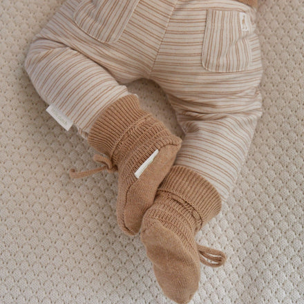 Newborn in complete Little Dutch Safari Friends outfit met slofjes