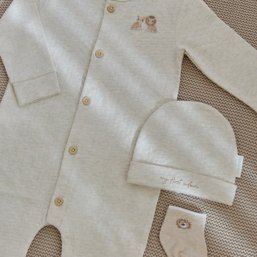 Baby met het Little Dutch Safari Friends mutsje in gemeleerde zandkleur