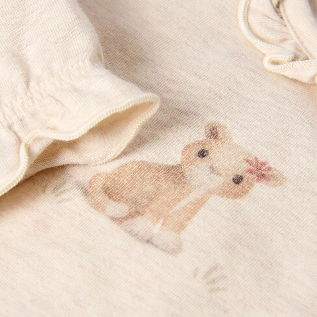 Detail van de safariprint op de borst van de Little Dutch Safari Friends romper