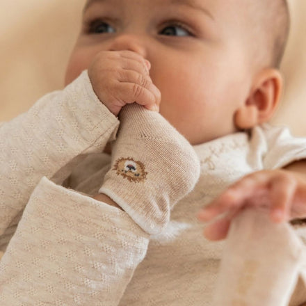 Baby speelt met Little Dutch Safari Friends sokje