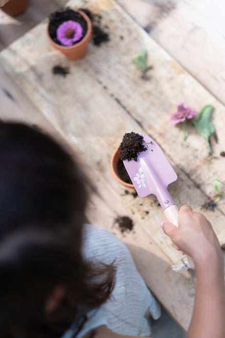 Little Dutch set tuingereedschap Fairy Garden, kind plant bloemetjes op tafel