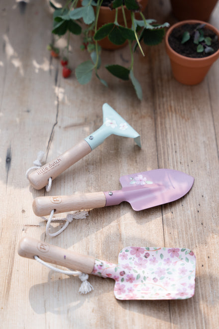 Little Dutch set tuingereedschap Fairy Garden, gereedschap op een houten tafel