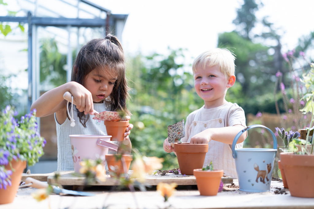 Little Dutch set tuingereedschap Fairy Garden, twee kinderen planten samen in de tuin