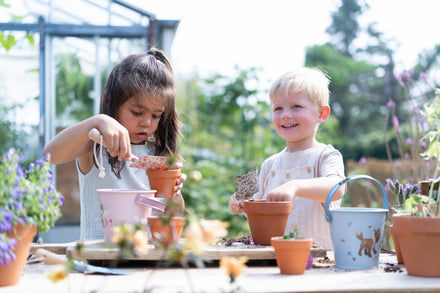 Little Dutch set tuingereedschap Fairy Garden, twee kinderen planten samen in de tuin