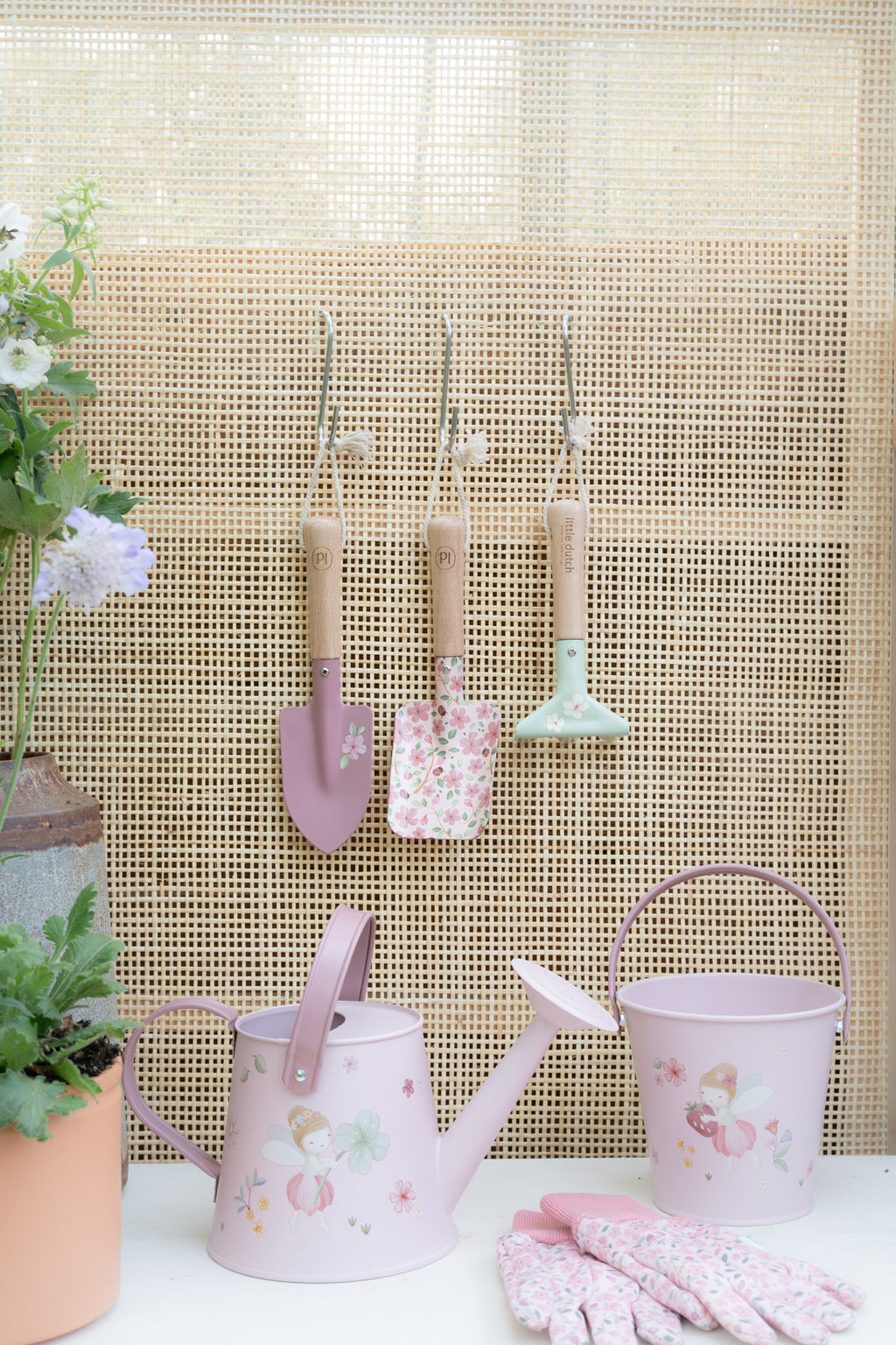 Little Dutch tuinspeelgoed Fairy Garden, gereedschap en gieter in de tuinhoek