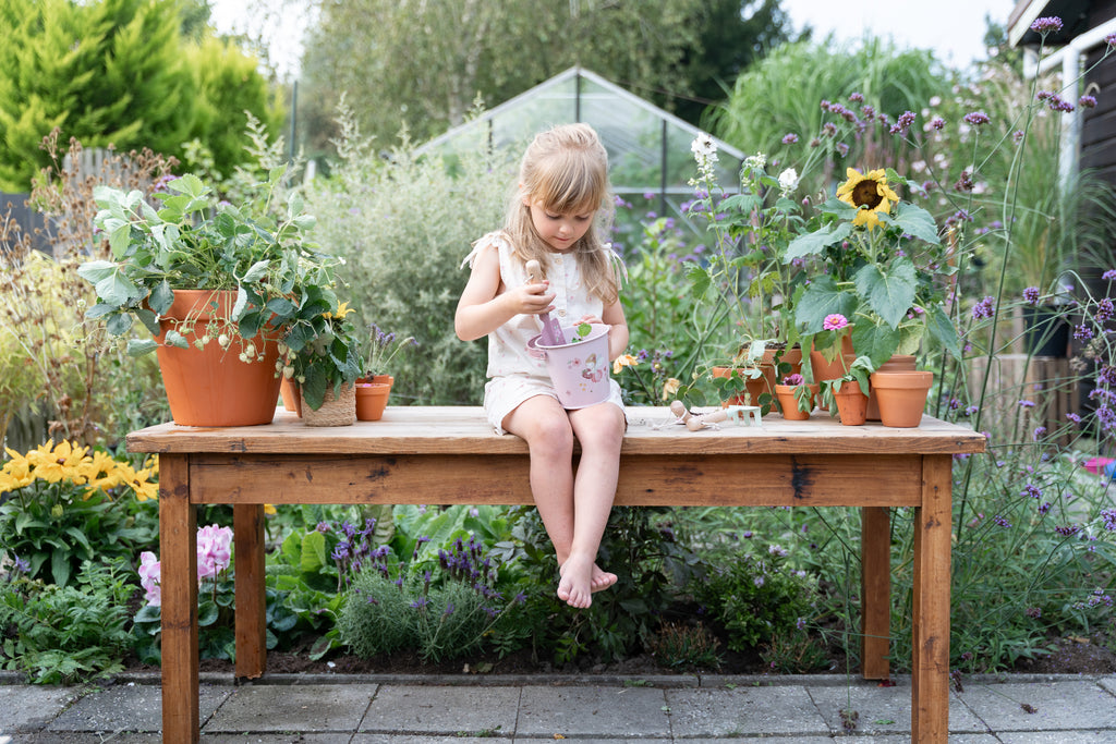 Little Dutch set tuingereedschap Fairy Garden, meisje op een tuinbank in de serre