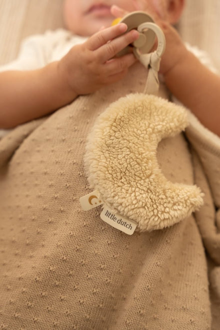 Little Dutch speendoekje maan wit, baby houdt het doekje vast