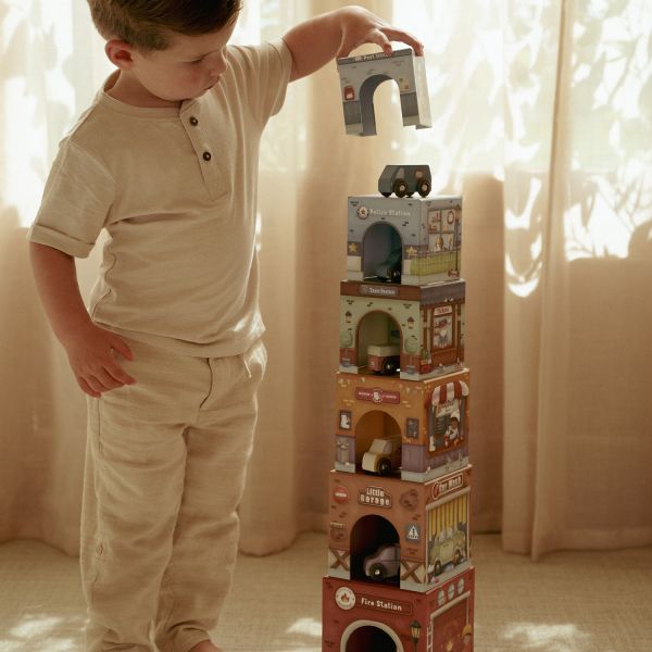 Little Dutch stapelblokken met houten auto's, jongen bouwt een hoge toren