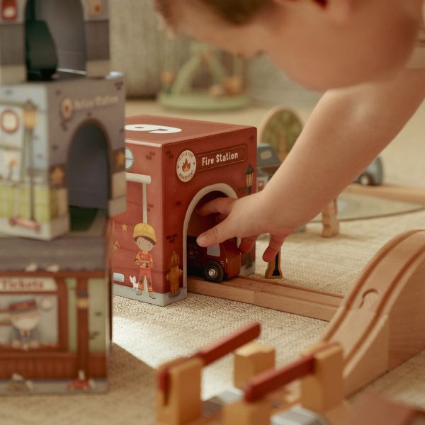 Little Dutch stapelblokken met houten auto's, kinderhand rijdt een autootje uit een blok