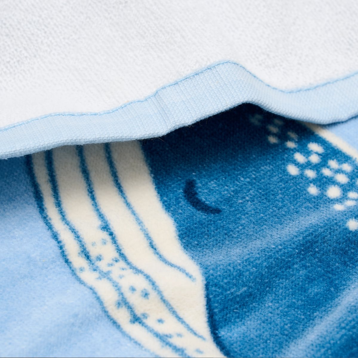 Little Dutch strandhanddoek Ocean World Blue met walvissen, volledig uitgespreid