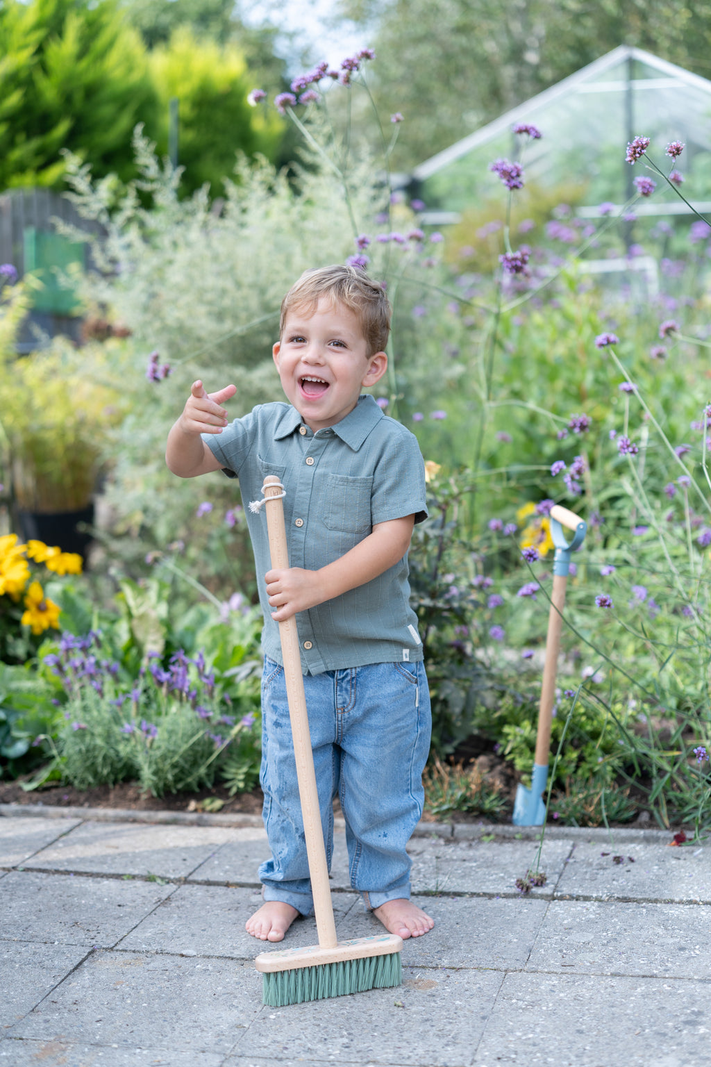 Little Dutch Tuin Bezem Borstel Forest Friends, kind veegt met de bezem
