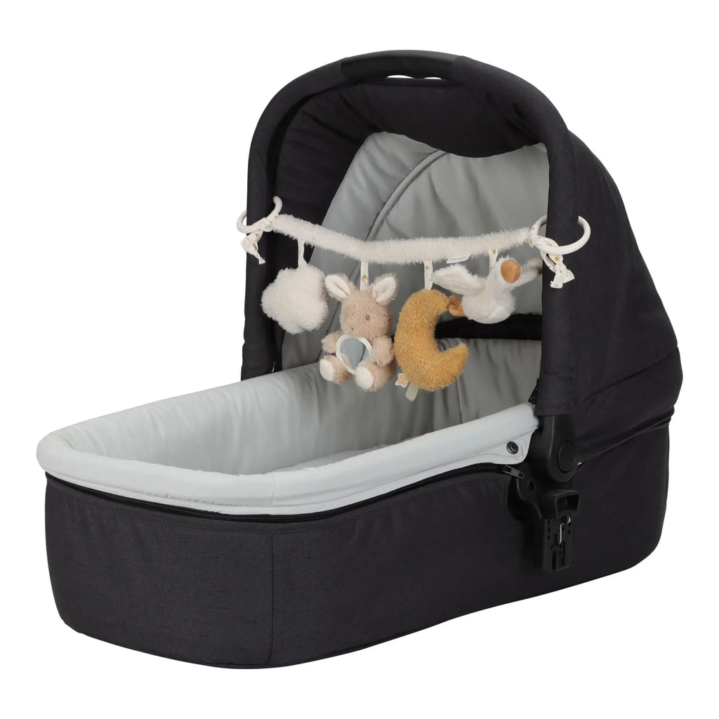 Little Dutch wagenspanner Newborn Naturals bevestigd aan een reiswieg