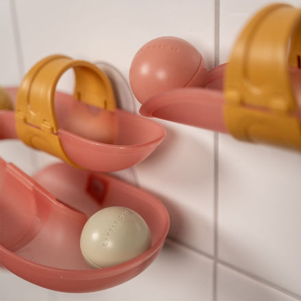 Little Dutch waterbaan Ball Track roze, close-up van de bakjes met balletje