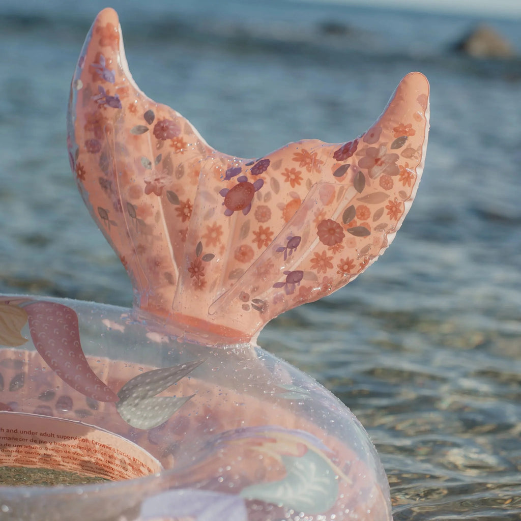 Little Dutch zwemring met staart Dreamy Mermaid, close-up van de staart aan zee