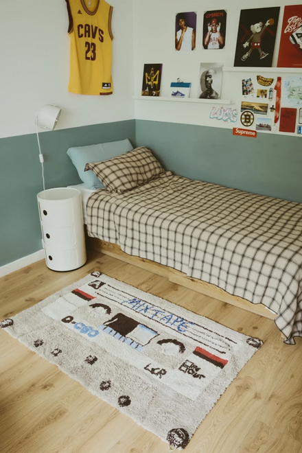 Cassettetapijt van Lorena Canals op de vloer in een kamer