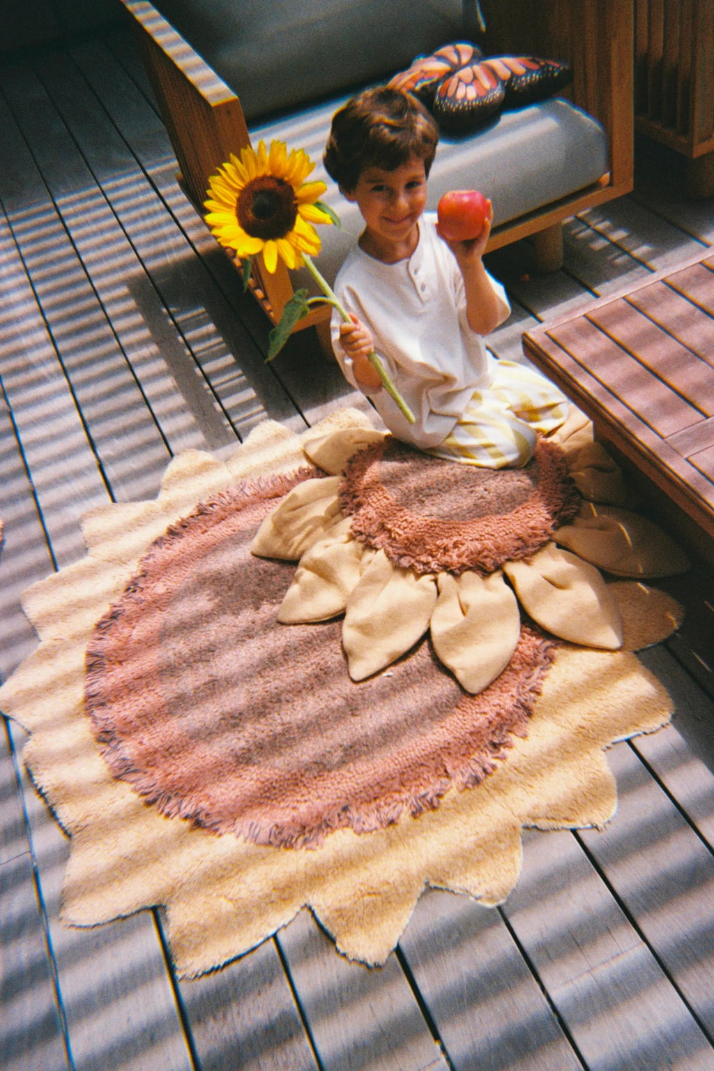 Zonnebloemtapijt Sunflower naast een kinderbed