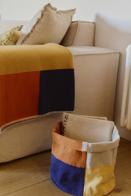 Opbergmand Color Grid gevuld met speelgoed in de kinderkamer