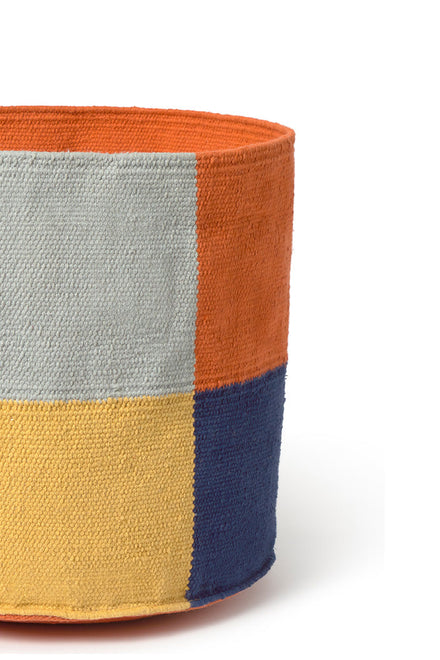 Katoenen kindermand Color Grid naast een bed