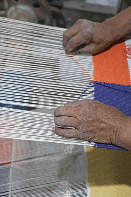 Lorena Canals Color Grid mand met handvatten in beeld