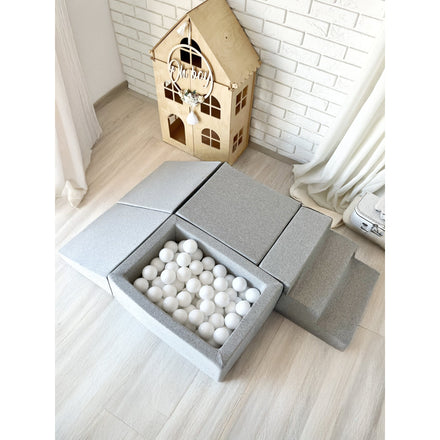 Moje ballenbad en playset cotton lichtgrijs met witte ballen naast een poppenhuis