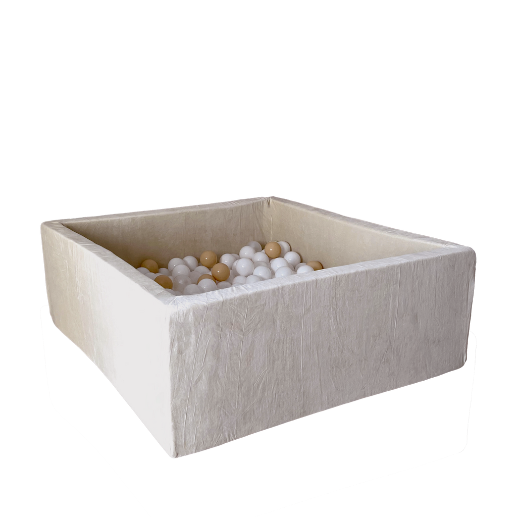 Moje vierkant ballenbad Soft Velvet ecru gevuld met ballen, op witte achtergrond