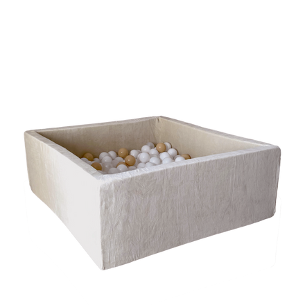Moje vierkant ballenbad Soft Velvet ecru gevuld met ballen, op witte achtergrond