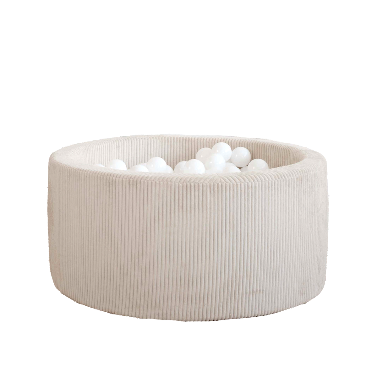 Moje ballenbad Velvet Rib cream gevuld met witte ballen, op witte achtergrond