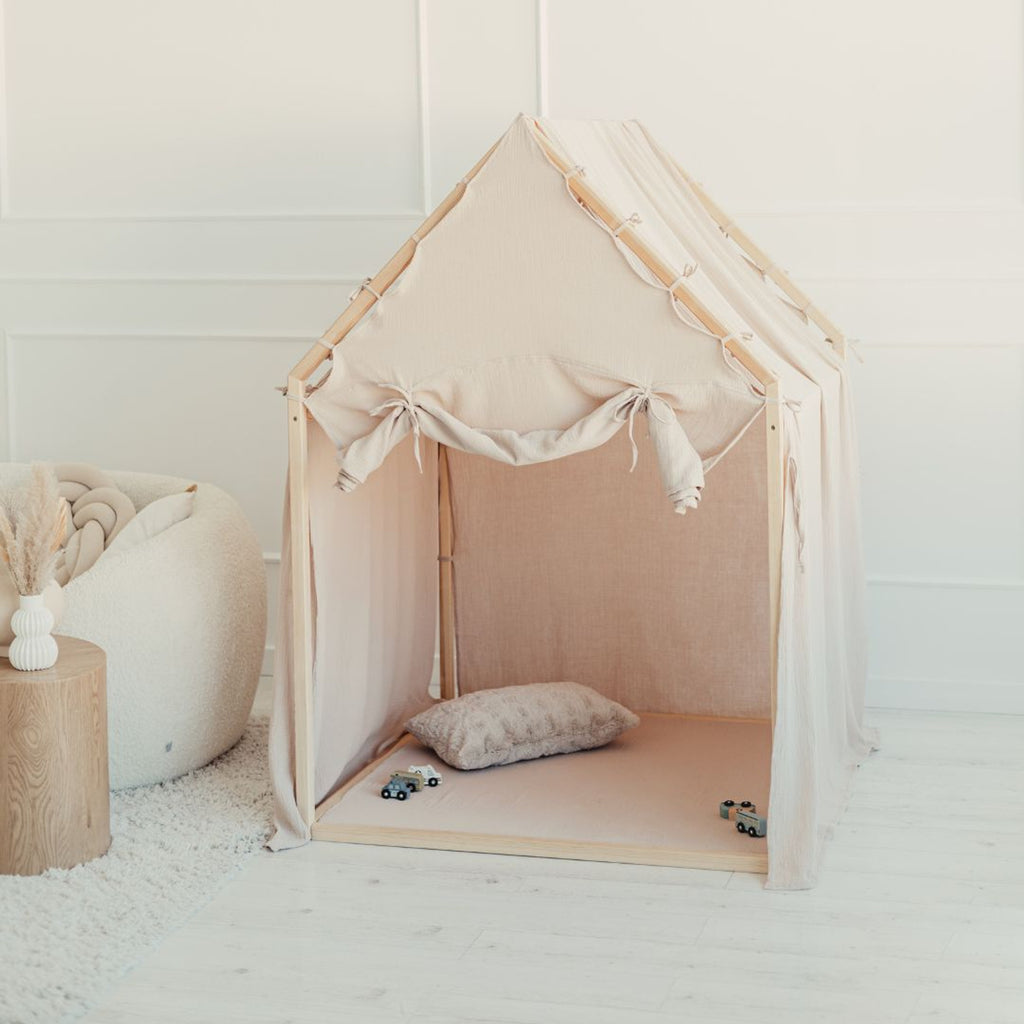 Moje Playhouse Scandi beige, vooraanzicht van het speelhuisje