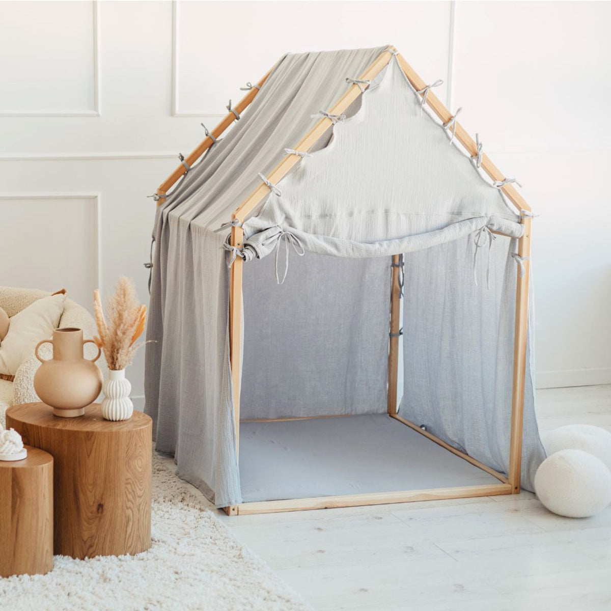 Moje Playhouse Scandi blauw, vooraanzicht van het speelhuisje