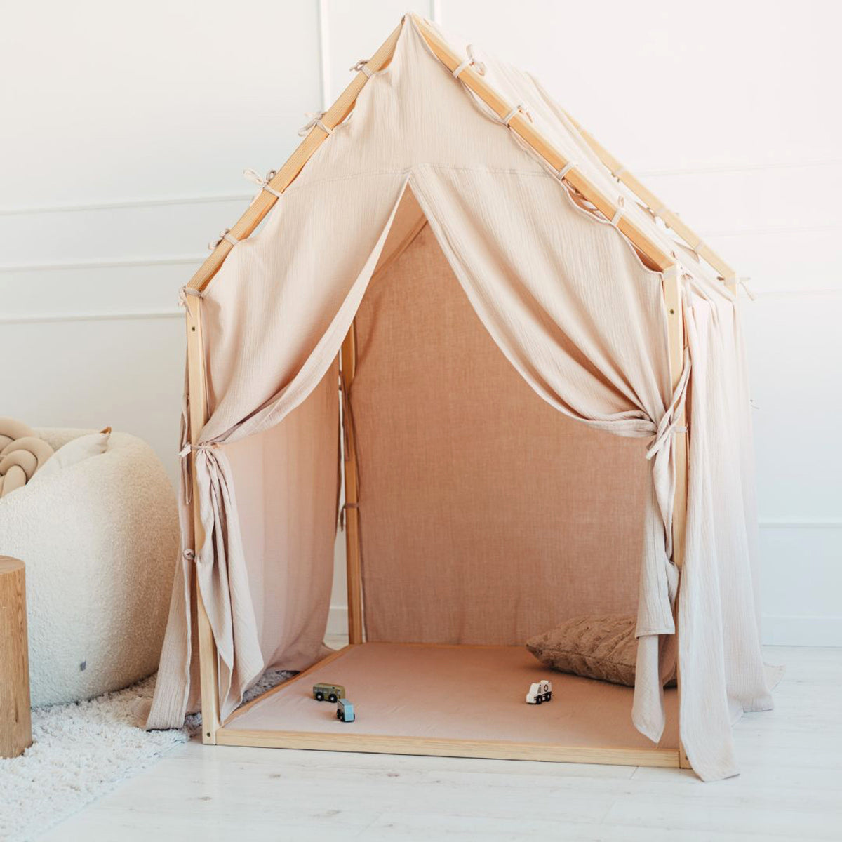 Moje Playhouse Scandi II beige, vooraanzicht van het speelhuisje