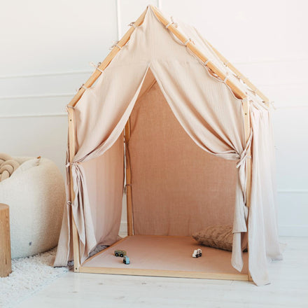 Moje Playhouse Scandi II beige, vooraanzicht van het speelhuisje