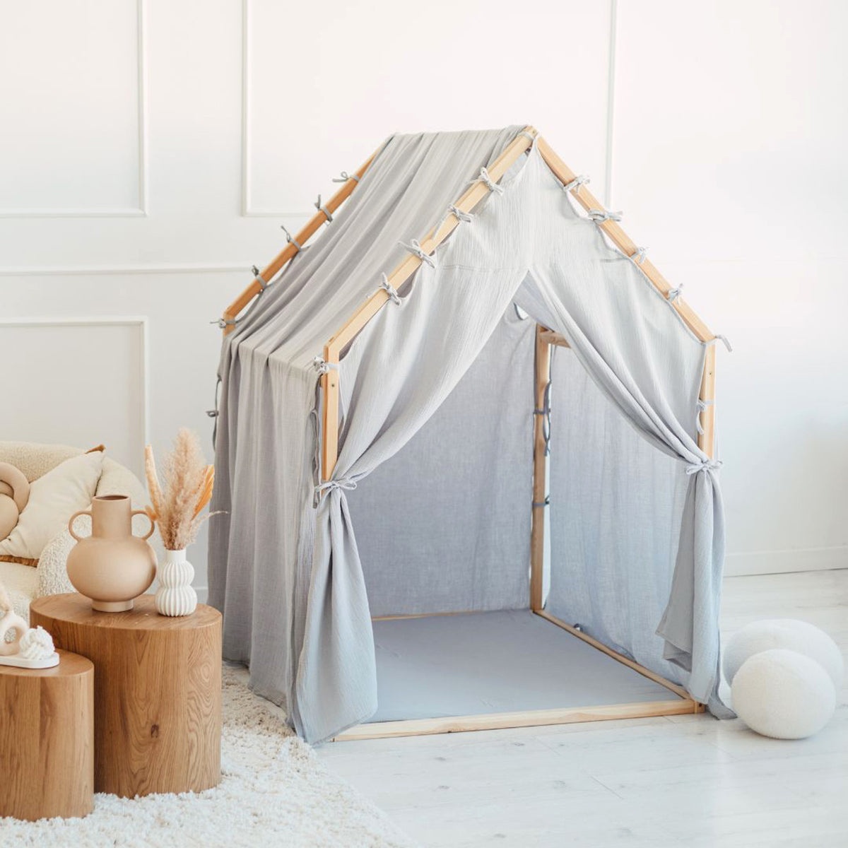 Moje Playhouse Scandi II blauw, vooraanzicht van het speelhuisje
