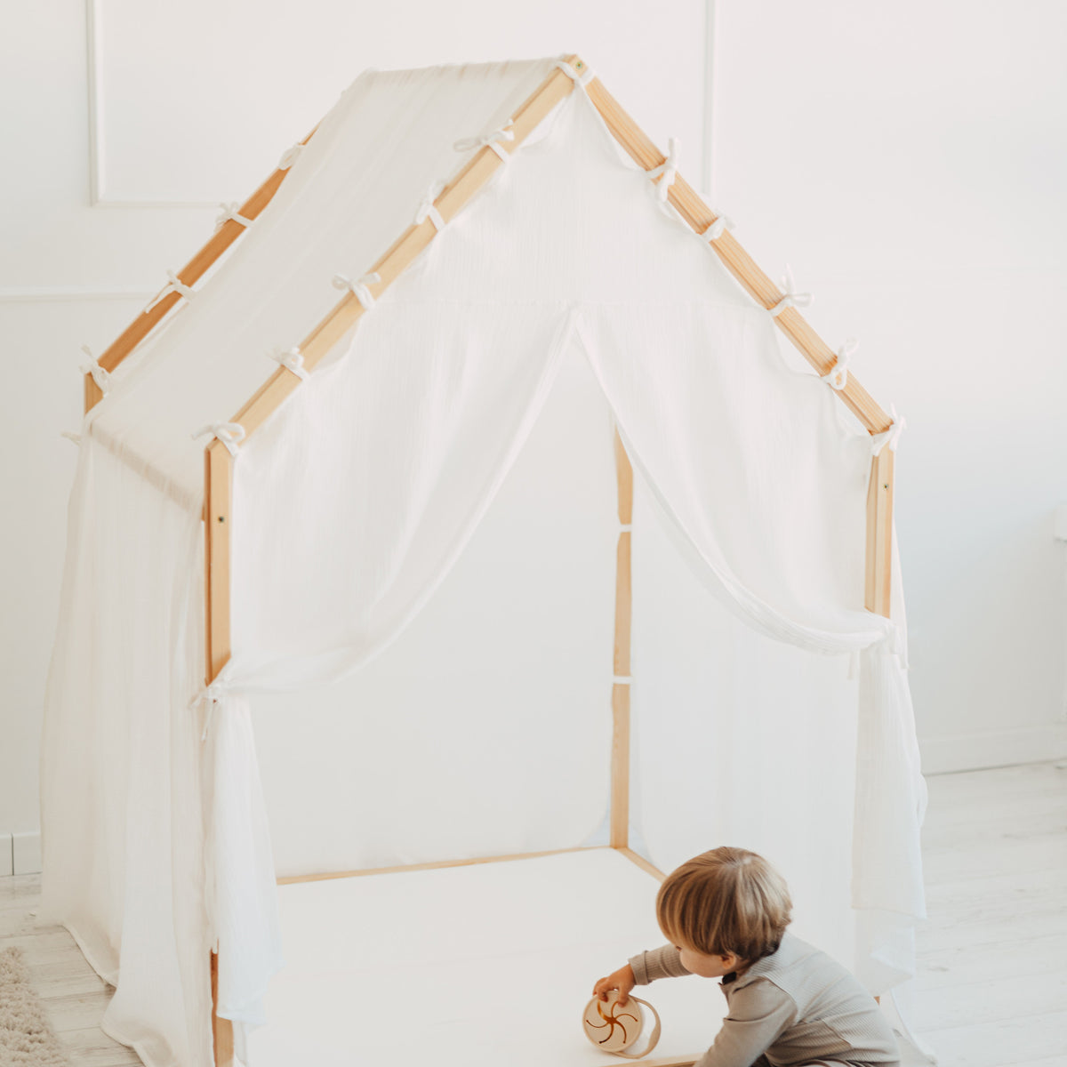 Moje Playhouse Scandi II wit, vooraanzicht van het speelhuisje