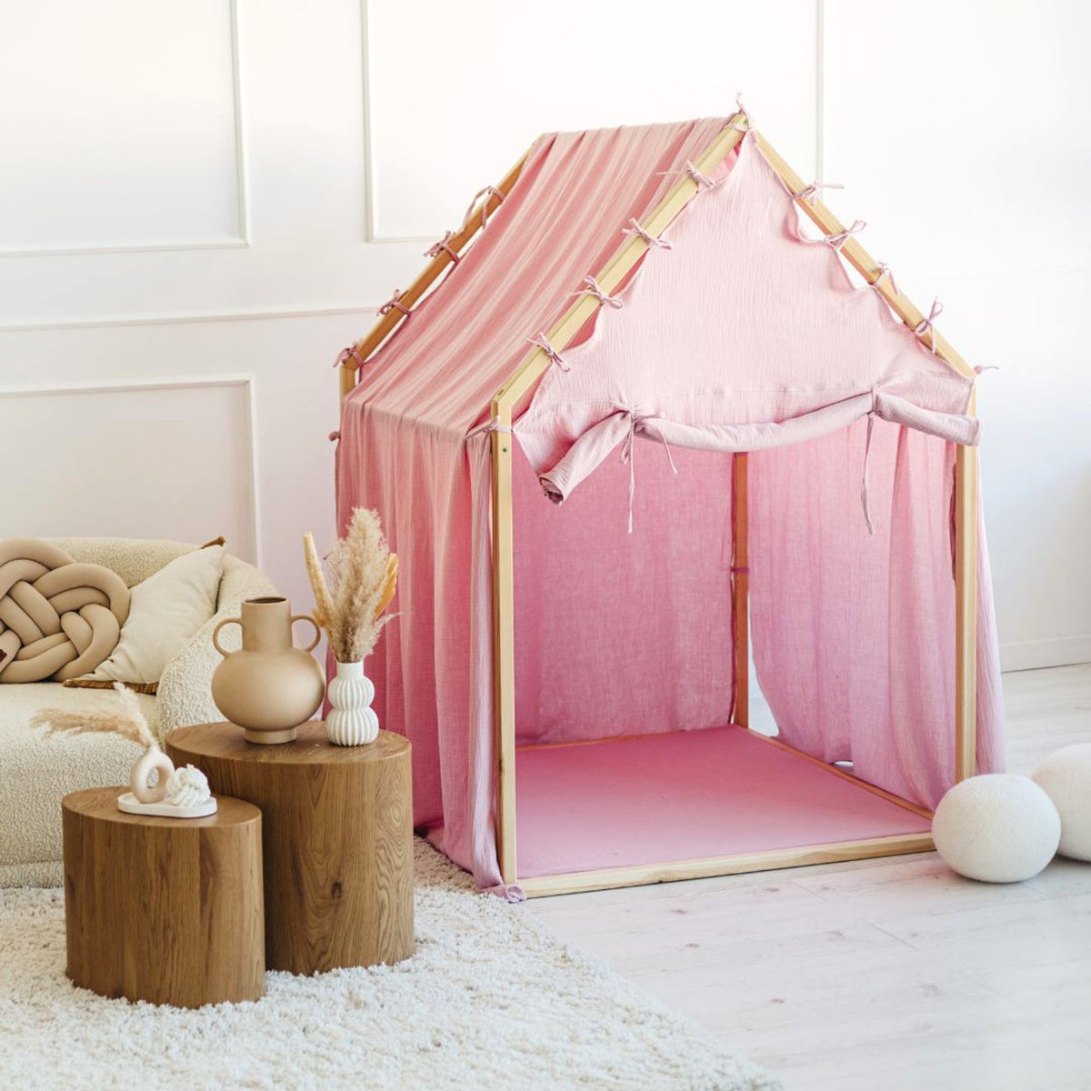 Moje Playhouse Scandi roze, vooraanzicht van het speelhuisje