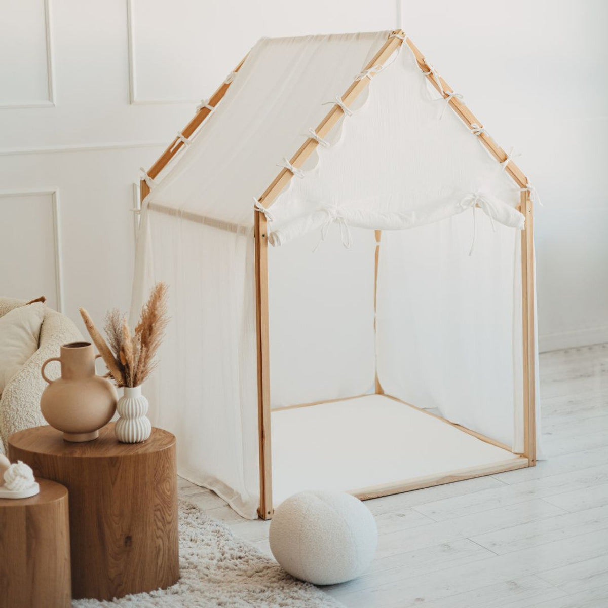 Moje Playhouse Scandi wit, vooraanzicht van het speelhuisje
