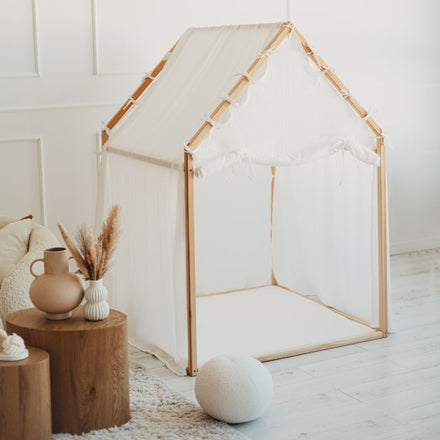 Moje Playhouse Scandi wit, vooraanzicht van het speelhuisje