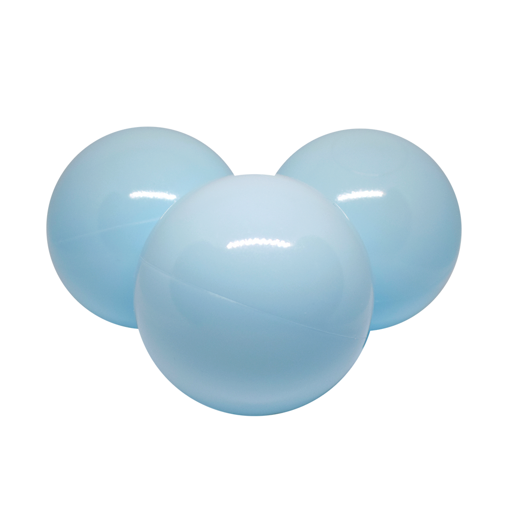 Moje set ballen baby blauw voor het ballenbad, op witte achtergrond