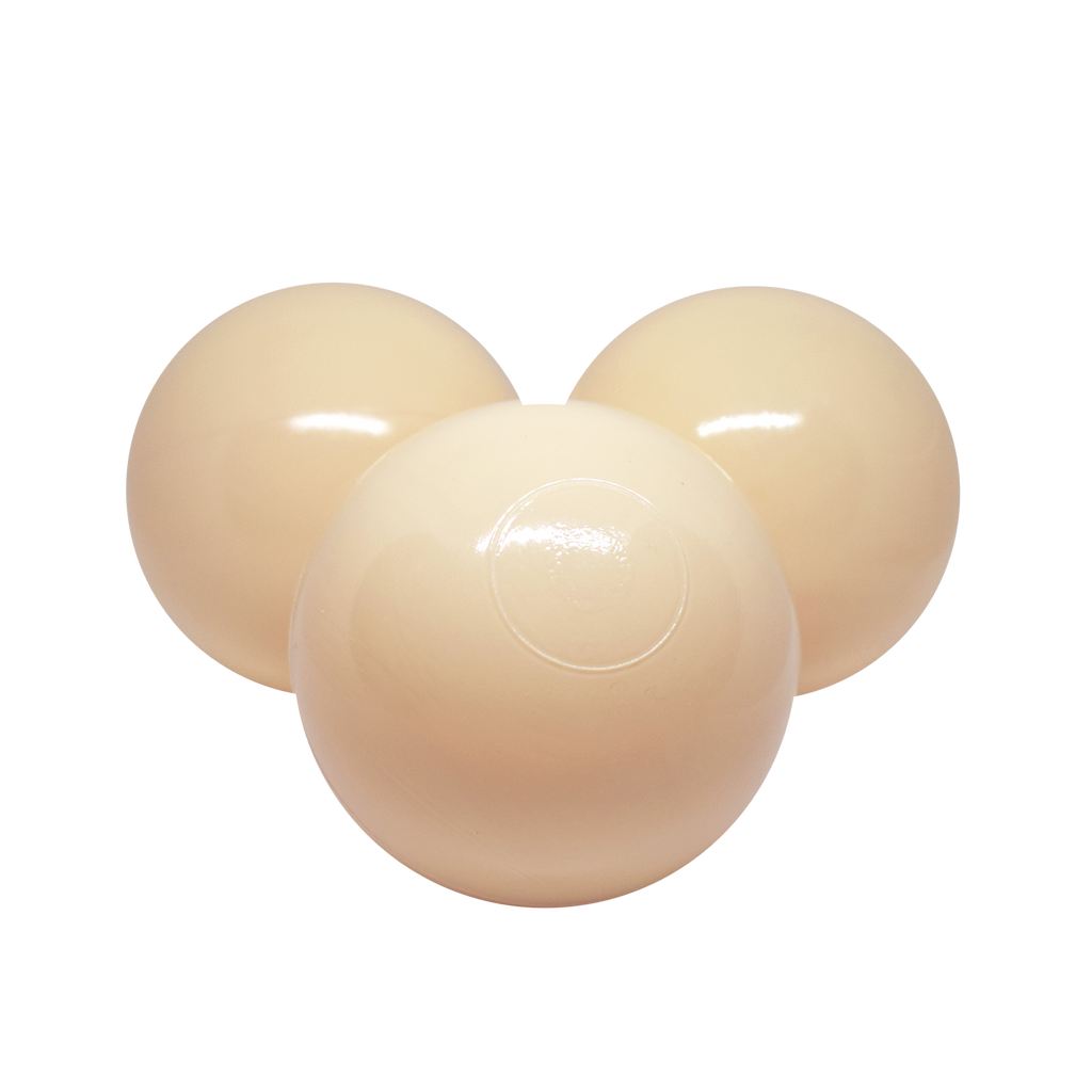 Moje set ballen beige voor het ballenbad, op witte achtergrond