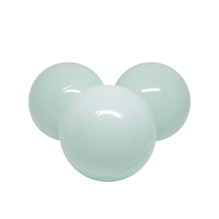 Moje set ballen licht mintgroen voor het ballenbad, op witte achtergrond