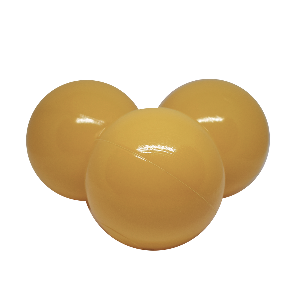 Moje set ballen oker voor het ballenbad, op witte achtergrond