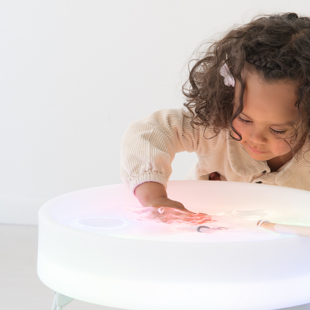Sense2Play Lumi'Sense interactieve sensorische lichttafel, meisje aan de oplichtende tafel