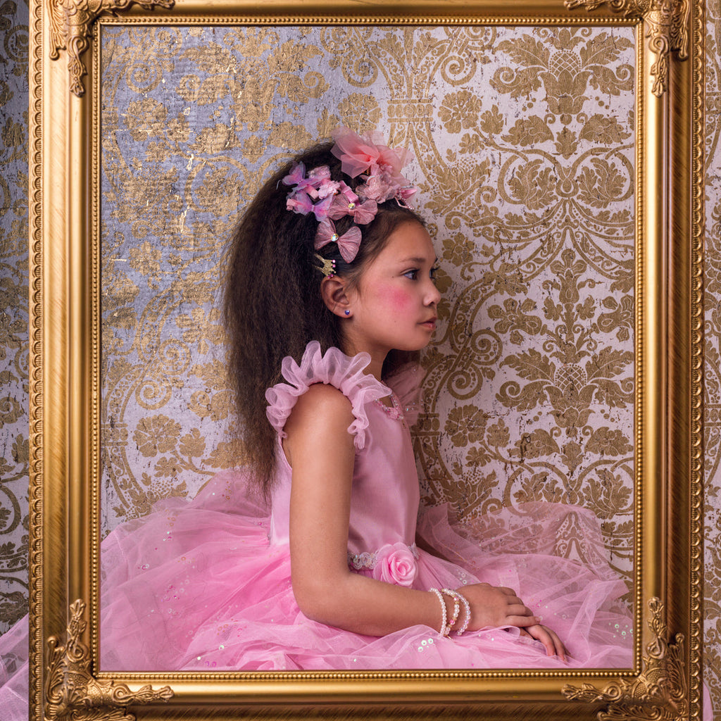 Souza Verkleedjurk Linda Roze, kind speelt in de roze jurk