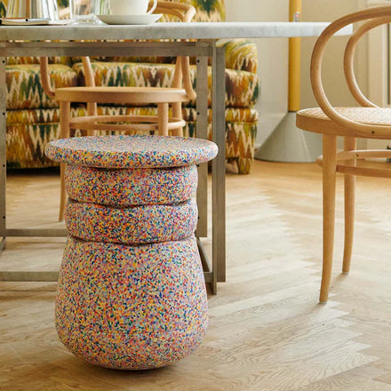 Stapelstein Base Super Confetti, Base met stenen erop als kruk in de woonkamer