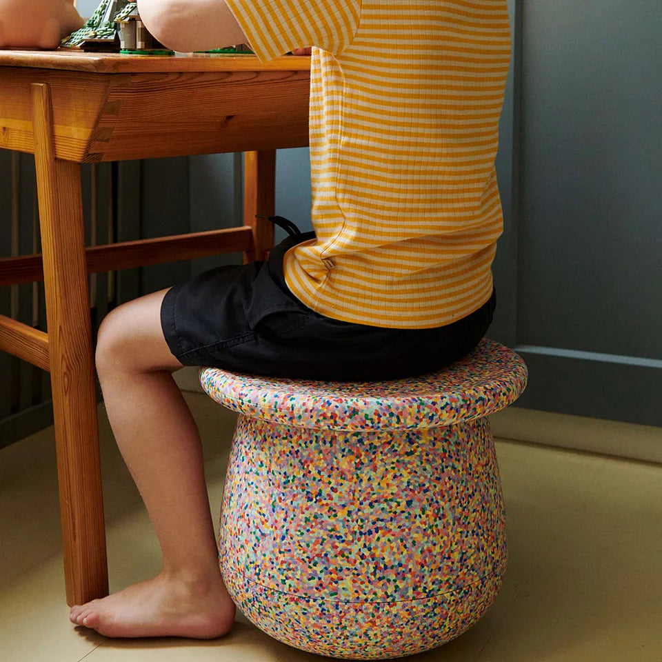 Stapelstein Dynamic Small Superconfetti, kind zit aan tafel op de Base met board