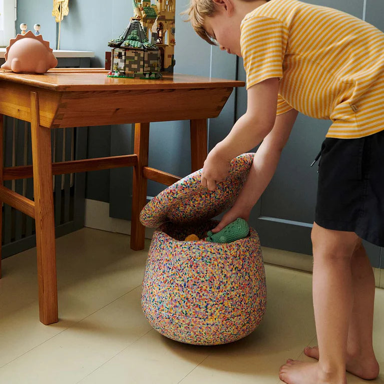 Stapelstein Dynamic Small Superconfetti, kind zet de kruk klaar bij het bureau