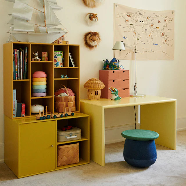Stapelstein Dynamic Small Waters & Greens, kruk aan een geel bureau in de kinderkamer